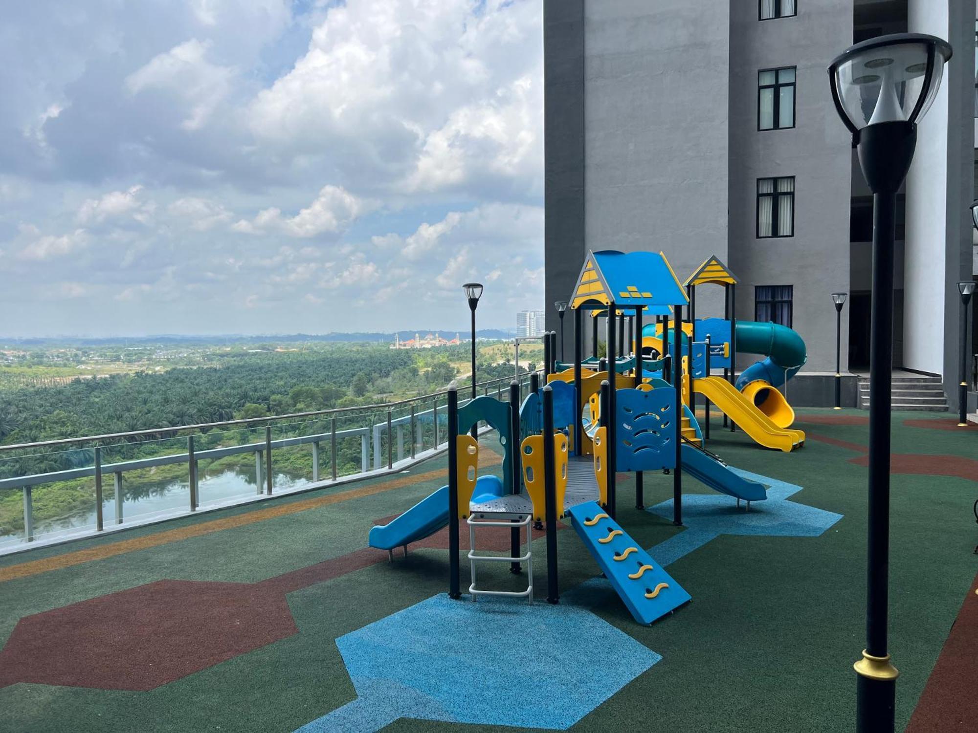 דירות נוסג'יה Walk To Legoland, D'Pristine Medini מראה חיצוני תמונה